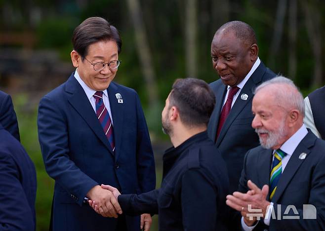 [카나나스키스(캐나다)=뉴시스] 최진석 기자 = 이재명 대통령이 17일(현지 시간) 캐나다 앨버타주 카나나스키스 주요 7개국(G7) 정상회의장에서 G7 및 초청국 정상과 단체사진 촬영을 마치고 볼로디미르 젤렌스키 우크라이나 대통령과 악수하고 있다. (공동취재) 2025.06.18. myjs@newsis.com