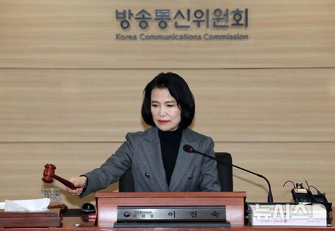 [과천=뉴시스] 고범준 기자 = 이진숙 방송통신위원회 위원장이 지난 2월 28일 정부과천청사에서 열린 방송통신위원회 전체회의에서 의사봉을 두드리고 있다. 2025.02.28. bjko@newsis.com