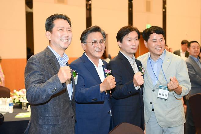 [구미=뉴시스] 박홍식 기자 = 김장호(왼쪽부터) 경북 구미시장, 박성만 경북도의장, 조현일 경산시장, 윤종호 경북도의원이 16일 오후 금오산호텔에서 열린 '지산학연 협력 정책 포럼 및 협약식'을 마친 뒤 기념촬영을 하고 있다. (사진=구미시 제공) 2024.07.16 photo@newsis.com *재판매 및 DB 금지