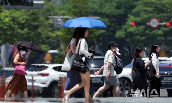 [부산=뉴시스] 하경민 기자 = 부산지역에 폭염특보가 이어진 2일 해운대구의 한 도로에서 아지랑이가 피어오르고 있다. 2025.07.02. yulnetphoto@newsis.com