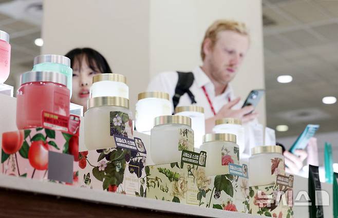 [서울=뉴시스] 김진아 기자 = 지난 2일 서울 강남구 코엑스에서 열린 '2025 인터참코리아'에서 외국인 관람객들이 다양한 화장품을 체험하고 있다. 2025.07.02. bluesoda@newsis.com