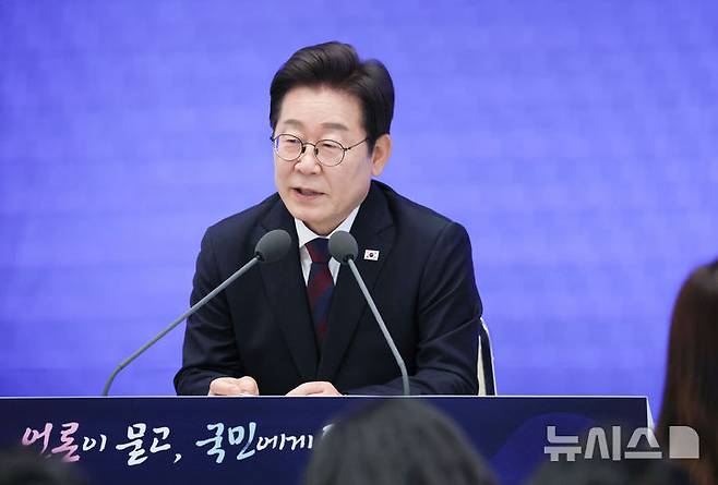 [서울=뉴시스] 고범준 기자 = 이재명 대통령이 3일 청와대 영빈관에서 열린 '대통령의 30일, 언론이 묻고 국민에게 답하다' 기자회견에서 취재진 질문에 답변하고 있다. (대통령실통신사진기자단) 2025.07.03. bjko@newsis.com