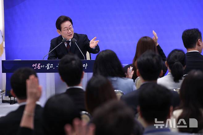 [서울=뉴시스] 고범준 기자 = 이재명 대통령이 3일 청와대 영빈관에서 열린 '대통령의 30일, 언론이 묻고 국민에게 답하다' 기자회견에서 출입기자 질문에 답변하고 있다.  (대통령실통신사진기자단) 2025.07.03. bjko@newsis.com
