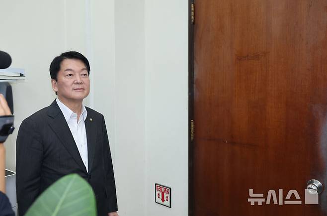 [서울=뉴시스] 고승민 기자 = 안철수 국민의힘 신임 혁신위원장이 2일 오후 국회 본청 원내대표실에서 송언석 비대위원장을 기다리고 있다. 2025.07.02. kkssmm99@newsis.com