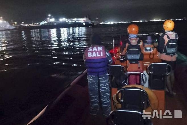 [인도네시아=AP/뉴시스] 인도네시아 국가수색구조청(BASARNAS)이 공개한 이 사진에서, 구조대원들이 2025년 7월 3일 목요일 새벽, 인도네시아 동자바 케타팡 인근 해상에서 발리 섬으로 향하던 페리가 침몰한 뒤 실종자 수색 작업을 벌이고 있다. 2025.07.03.