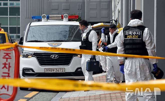 [부산=뉴시스] 하경민 기자 = 부모가 집을 비운 사이 발생한 화재로 8·6세 자매가 숨진 가운데 3일 오전 부산 기장군의 한 아파트에서 합동감식에 나선 경찰 과학수사 요원들이 화재현장으로 들어가고 있다. 2025.07.03. yulnetphoto@newsis.com