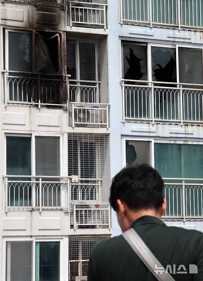 [부산=뉴시스] 하경민 기자 = 부모가 집을 비운 사이 발생한 화재로 8·6세 자매가 숨진 가운데 3일 오전 부산 기장군의 한 아파트 6층 화재현장에서 경찰, 소방, 국립과학수사연구원 등이 합동 감식을 벌이고 있다. 2025.07.03. yulnetphoto@newsis.com