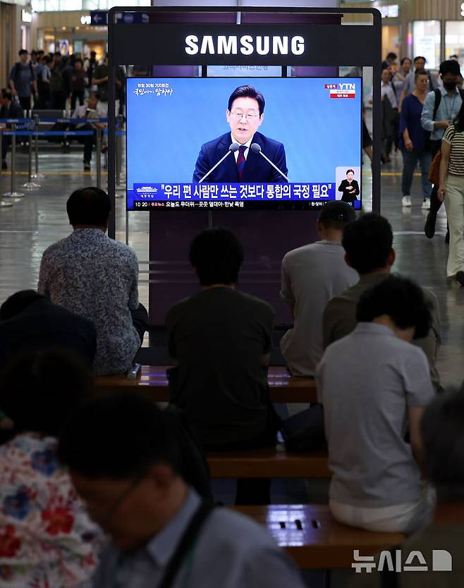 [대구=뉴시스] 이무열 기자 = 3일 대구 동구 동대구역 대합실에서 시민들이 이재명 대통령 취임 30일 기자회견 ‘대통령의 30일, 언론이 묻고 국민에게 답하다’ 기자회견을 시청하고 있다. 2025.07.03. lmy@newsis.com