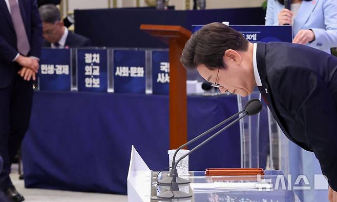[서울=뉴시스] 고범준 기자 = 이재명 대통령이 3일 청와대 영빈관에서 열린 '대통령의 30일, 언론이 묻고 국민에게 답하다' 기자회견을 마친 뒤 인사를 하고 있다. (대통령실통신사진기자단) 2025.07.03. bjko@newsis.com