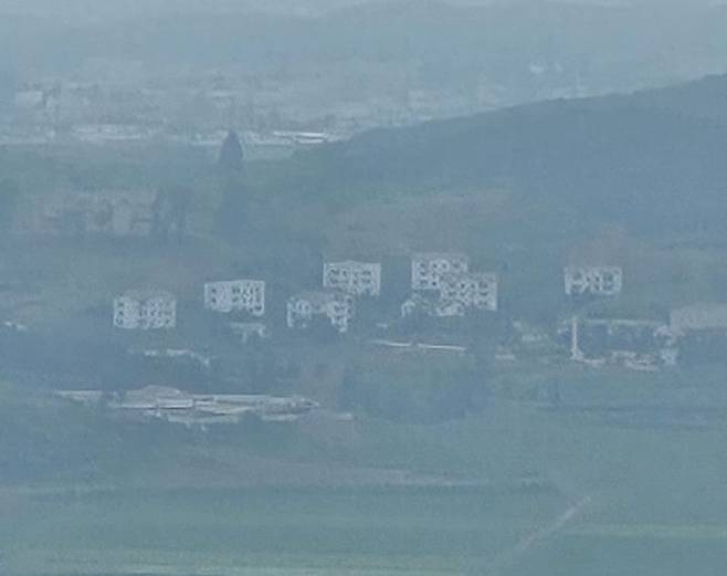 [김포=뉴시스] 옥승욱 기자 = 김포 애기봉 OP에서 바라본 북한 개풍군 해물선전마을. 2025.07.03. okdol99@newsis.com *재판매 및 DB 금지