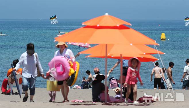 [제주=뉴시스] 우장호 기자 = 제주 북부지역에 올해 첫 폭염특보가 내려진 29일 제주시 이호테우해수욕장에 피서객의 발걸음이 이어지고 있다. 기상청에 따르면 당분간 폭염특보가 발표된 제주도북부, 동부, 중산간을 중심으로 뜨겁고 습한 남풍류가 유입돼 무더운 날씨가 이어질 것으로 전망된다. 2025.06.29. woo1223@newsis.com
