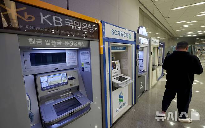 [서울=뉴시스] 김진아 기자 = 지난달 5대 시중은행의 가계대출이 1조8000억원 가량 증가한 것으로 나타났다. 가계대출 폭증세는 한풀 꺾였지만, 토지거래허가구역(토허제) 해제 기간 동안 주택 거래가 급증한 만큼 4월 가계대출이 다시 고개들 것이라는 우려가 나오고 있다. 2일 KB국민, 신한, 하나, 우리, NH농협은행 등 5대 시중은행의 가계대출 잔액은 지난달 말 기준 738조5511억원으로 전월 대비 1조7992억원 늘어났다. 사진은 2일 시중은행 ATM기. 2025.04.02. bluesoda@newsis.com