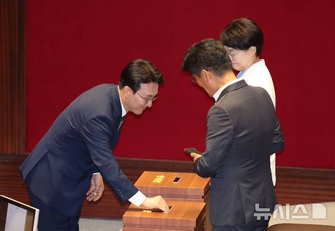 [서울=뉴시스] 고승민 기자 = 3일 서울 여의도 국회에서 열린 제426회 국회(임시회) 제4차 본회의에서 김민석 국무총리 후보자가 자신의 임명동의안 투표를 하고 있다. 2025.07.03. kkssmm99@newsis.com