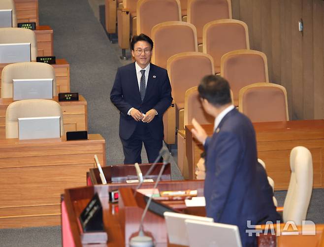 [서울=뉴시스] 김금보 기자 = 김민석 국무총리 후보자가 3일 서울 여의도 국회에서 열린 제426회 국회(임시회) 제4차 본회의에서 총리 임명동의안에 기표를 마친 뒤 우원식 국회의장과 인사하고 있다. 2025.06.24. kgb@newsis.com