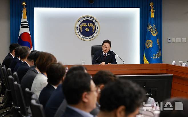 [서울=뉴시스] 고범준 기자 = 이재명 대통령이 3일 서울 용산 대통령실 청사에서 열린 제2차 수석보좌관회의에서 발언하고 있다. 2025.07.03. bjko@newsis.com