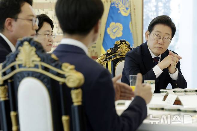 [서울=뉴시스] 최동준 기자 = 이재명 대통령이 3일 서울 한남동 관저에서 열린 국회 비교섭단체 지도부와 오찬회동에서 사회민주당 한창민 당대표 겸 원내대표 발언을 듣고 있다. 2025.07.03. photocdj@newsis.com