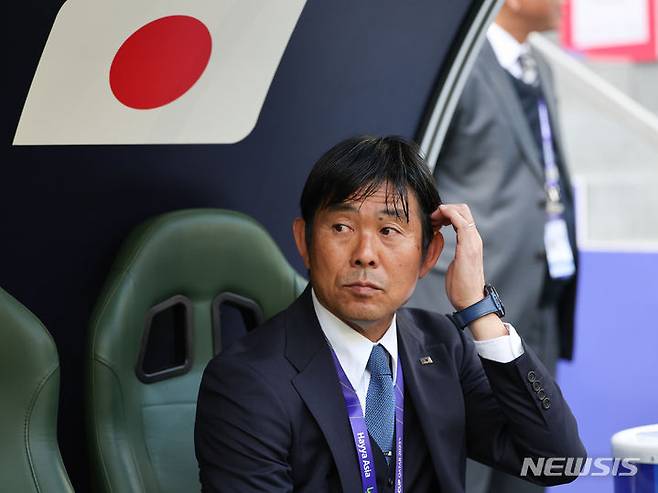 [알라이얀(카타르)=뉴시스] 김근수 기자 = 일본 축구 국가대표팀 모리야스 하지메 감독이 지난해 2월3일(현지시간) 카타르 알라이얀 에듀케이션 시티 스타디움에서 열린 아시아축구연맹(AFC) 2023 카타르 아시안컵 8강전 이란 대 일본의 경기 시작 전 경기장을 바라보고 있다. 2024.02.03. ks@newsis.com