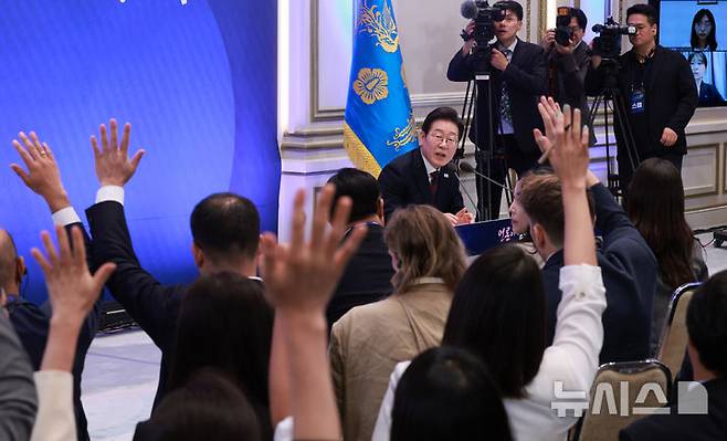 [서울=뉴시스] 고범준 기자 = 이재명 대통령이 3일 청와대 영빈관에서 열린 '대통령의 30일, 언론이 묻고 국민에게 답하다' 기자회견에서 출입기자들 질문을 받고 있다. 2025.07.03. bjko@newsis.com