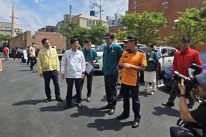 [부산=뉴시스] 3일 박형준 부산시장과 정종복 부산 기장군수가 어린 자매가 숨진 아파트 화재 사고 현장에서 상황 보고를 받고 있다. (사진=부산 기장군청 제공) 2025.07.03. photo@newsis.com *재판매 및 DB 금지