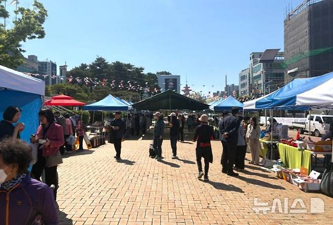 [포항=뉴시스] 송종욱 기자 = 매주 토요일 포항시청 광장에서 열리는 우수 농특산물 직거래 장터인 '영일만 친구들 사랑 장터'가 지역 농산물 판매 촉진은 물론 시정 홍보와 시민 건강 증진의 장으로 자리잡고있다. 사진은 '영일만 친구들 사랑 장터' 모습. (사진=포항시 제공) 2025.07.03. photo@newsis.com