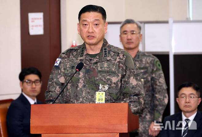 [서울=뉴시스] 조성봉 기자= 권영환 전 합동참모본부 계엄과장이 지난 2월21일 오후 서울 여의도 국회에서 열린 윤석열 정부의 비상계엄 선포를 통한 내란 혐의 진상규명 국정조사 제4차 청문회에 출석해 의원들의 질의에 답변하고 있다. 2025.02.21. suncho21@newsis.com