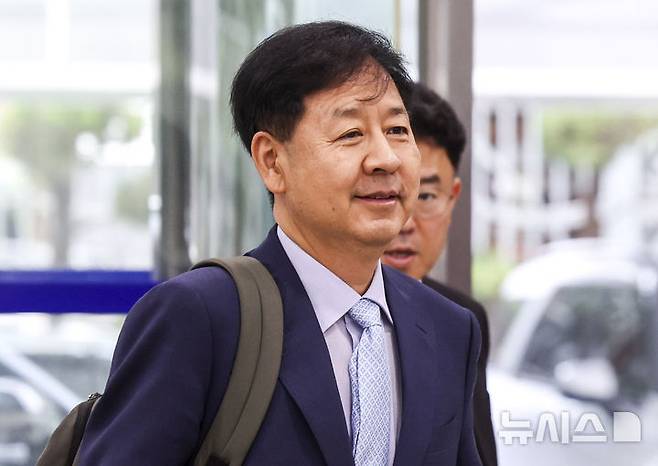 [서울=뉴시스] 김근수 기자 = 사진은 구윤철 경제부총리 겸 기획재정부 장관 후보자가 지난달 30일 서울 중구 예금보험공사에 마련된 후보자 사무실로 출근하고 있는 모습. 2025.06.30. ks@newsis.com