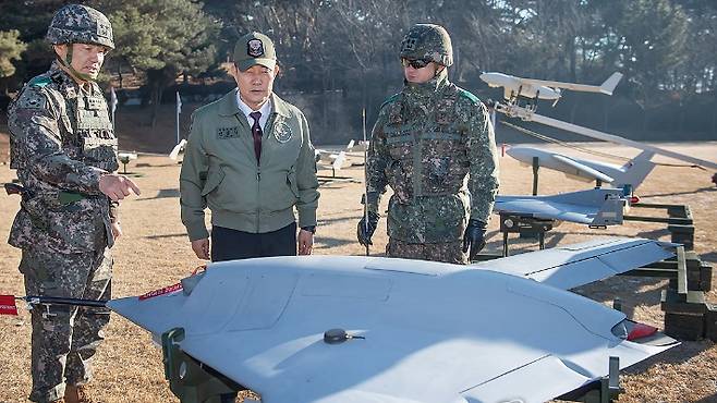 신원식 당시 국방부 장관(가운데). 연합뉴스