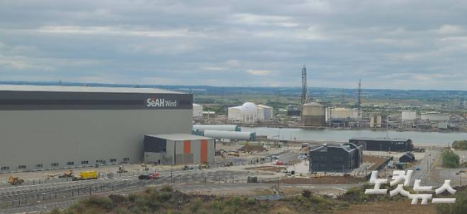 영국 북잉글랜드 미들즈브러(Middlesbrough)의 티스웍스(Teesworks) 산업단지 내 세워진 세아윈드의 모노파일 공장 모습. 주영민 기자