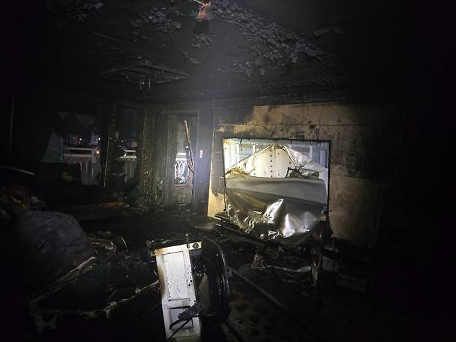 2일 부산 기장군 기장읍 아파트 화재 현장. 부산소방재난본부 제공