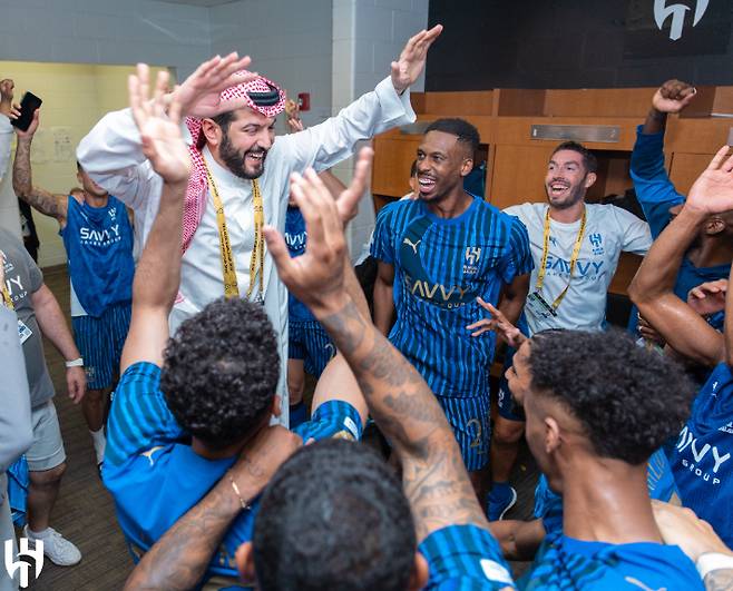 맨체스터 시티를 꺾은 뒤 알힐랄의 라커룸. 알힐랄 X