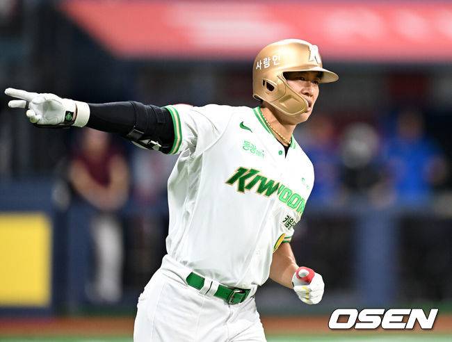 [OSEN=고척, 이대선 기자] 키움은 27일 서울 고척 스카이돔에서 열린 2025 신한은행 SOL Bank KBO리그 삼성과의 홈 경기에서 5-4로 승리했다.8회말 2사 1루에서 키움 송성문이 우중월 투런 홈런을 치고 환호하고 있다. 2025.06.27 /sunday@osen.co.kr