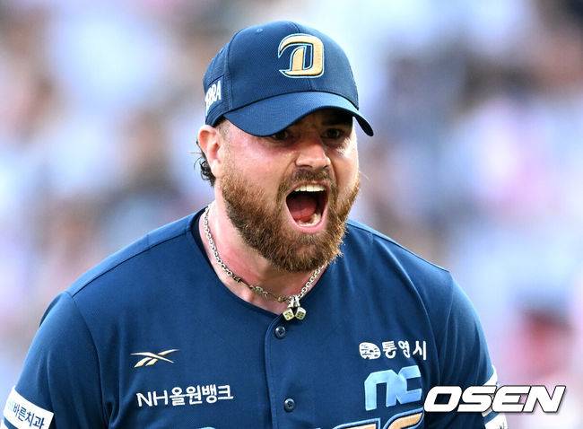 [OSEN=수원, 이대선 기자] 22일 오후 수원 KT위즈파크에서 2025 신한 SOL Bank KBO리그 KT 위즈와 NC 다이노스의 경기가 열렸다.KT는 쿠에바스, NC는 로건을 선발투수로 내세웠다7회말 수비를 마친 NC 로건이 환호하고 있다. 2025.06.22 /