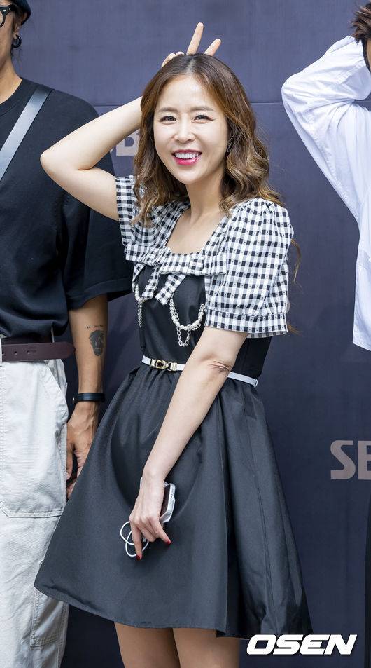 [OSEN=민경훈 기자] 18일 오후 혼성그룹 코요태 (김종민, 신지, 빽가)가 서울 양천구 SBS 목동 사옥에서 진행된 SBS 파워FM '두시탈출 컬투쇼' 참석했다.코요태 신지가 입장하며 포즈를 취하고 있다. 2022.08.18 /rumi@osen.co.kr