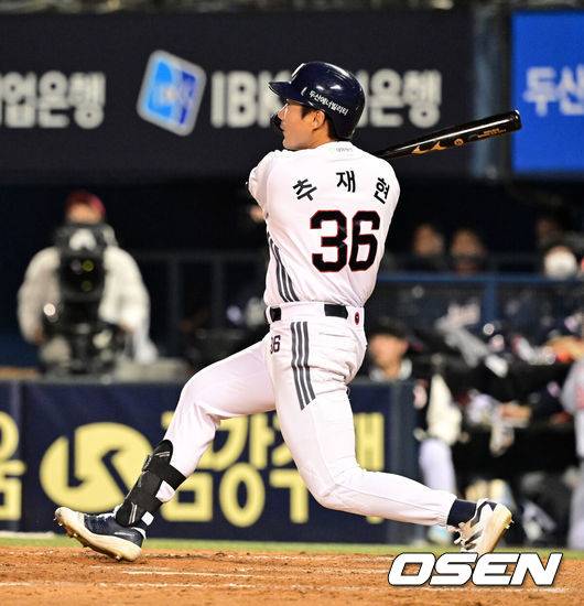 [OSEN=잠실, 지형준 기자] 10일 오후 서울 잠실야구장에서 2025 신한 SOL Bank KBO리그 두산 베어스와 한화 이글스의 경기가 열렸다.이날 두산은 잭로그, 한화는 와이스를 선발로 내세웠다.8회말 무사 1루에서 두산 추재현이 투런포를 날리고 있다. 2025.04.10 / jpnews@osen.co.kr