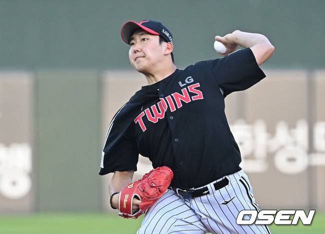 [OSEN=부산, 이석우 기자] 3일 부산 사직야구장에서 2025 신한 SOL 뱅크 KBO 리그 롯데 자이언츠와 LG 트윈스의 경기가 열렸다. 홈팀 롯데는 이민석이, 방문팀 LG는 손주영이 선발 출전했다.LG 트윈스 선발 투수 손주영이 역투하고 있다. 2025.07.03 / foto0307@osen.co.kr