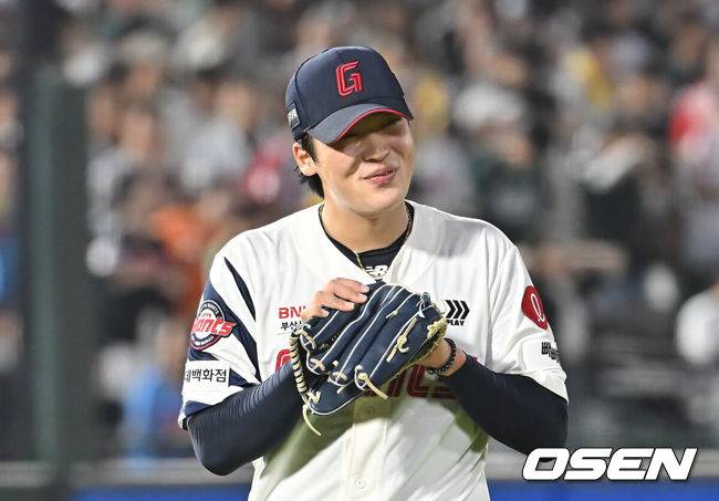 [OSEN=부산, 이석우 기자] 3일 부산 사직야구장에서 2025 신한 SOL 뱅크 KBO 리그 롯데 자이언츠와 LG 트윈스의 경기가 열렸다. 홈팀 롯데는 이민석이, 방문팀 LG는 손주영이 선발 출전했다.롯데 자이언츠 선발 투수 이민석이 6회초 2사 1루 LG 트윈스 박동원을 3루 땅볼로 잡고 기뻐하고 있다. 2025.07.03 / foto0307@osen.co.kr