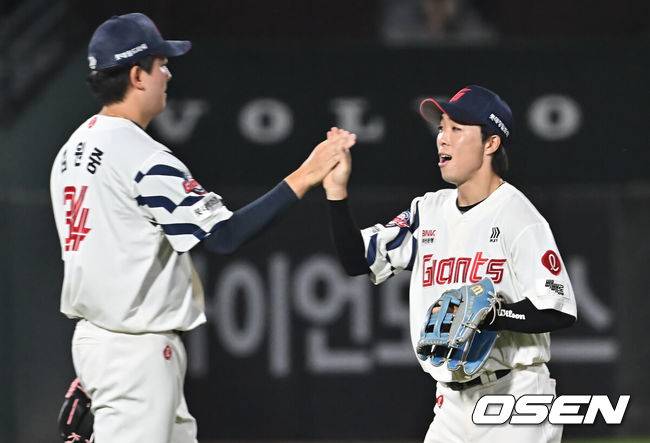 [OSEN=부산, 이석우 기자] 3일 부산 사직야구장에서 2025 신한 SOL 뱅크 KBO 리그 롯데 자이언츠와 LG 트윈스의 경기가 열렸다. 홈팀 롯데는 이민석이, 방문팀 LG는 손주영이 선발 출전했다.롯데 자이언츠 김동혁이 9회초 1사 1,2루 LG 트윈스 천성호의 타구를 잡아 2루 주자까지 잡아 병살 시킨후 승리를 확정짓고 김원중과 기쁨을 나누고 있다. 2025.07.03 / foto0307@osen.co.kr