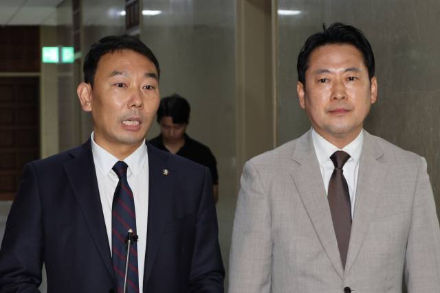 ▲국회 법제사법위원회 여야 간사인 더불어민주당 김용민 의원(왼쪽)과 국민의힘 장동혁 의원이 2일 서울 여의도 국회에서 상법개정안 처리에 합의한 뒤 취재진에게 합의 내용을 설명하고 있다. ⓒ연합뉴스