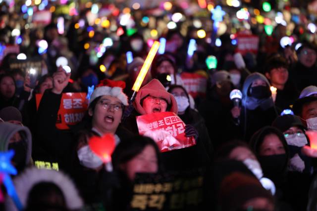 ▲12일 오후 서울 영등포구 국회 앞에서 열린 윤석열 대통령 탄핵 촉구 촛불 집회에 참석한 시민들이 응원봉을 흔들며 구호를 외치고 있다. ⓒ연합뉴스