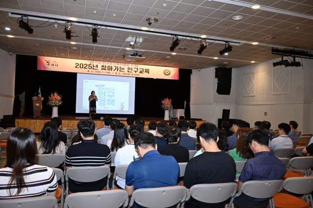 ▲이번 교육은 인구보건복지협회 신소라 강사의 ‘지금 괜찮나요? 함께 만드는 인구정책’이라는 주제로 공직자 150여 명이 참석한 가운데 진행됐다.ⓒ구리시