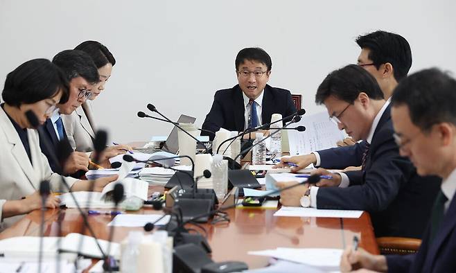 더불어민주당 소속 한병도 국회&nbsp;예산결산특별위원회&nbsp;소위원장이 2일 국회에서 추가경정예산안 심사를 위한 회의를 주재하고 있다. 뉴시스