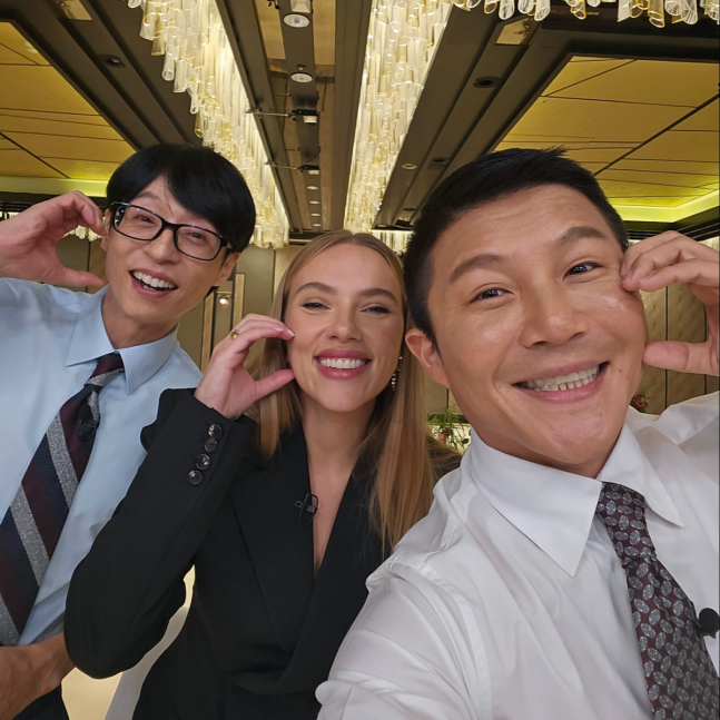 지난 2일 공개된 유재석, 스칼렛 요한슨, 조세호의 유 퀴즈 온더 블럭 촬영 인증 사진. 유 퀴즈 온더 블럭 인스타그램