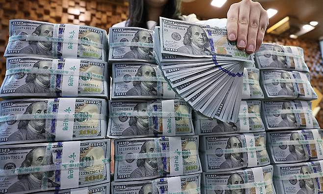 은행 관계자가 달러화를 정리하고 있다. 뉴스1