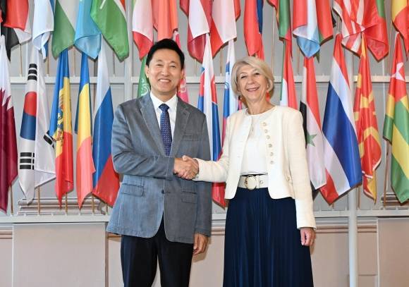 오세훈(왼쪽) 서울시장과 슬라쟈냐 타세바 국제반부패아카데미(IACA) 학장이 1일(현지시간) 오스트리아 빈 IACA에서 부패 방지·청렴 증진을 위한 업무협약을 체결한 후 기념 촬영하고 있다. 서울시 제공