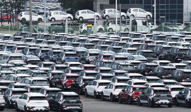 수출용 자동차들이 지난 1일 경기도 평택항에 세워져 있다. 연합뉴스