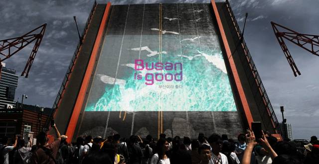 프로젝션 맵핑 연출을 결합한 영도대교 야간 도개행사가 8월 한 달 간 매주 토요일마다 열린다. 사진제공=부산시설공단