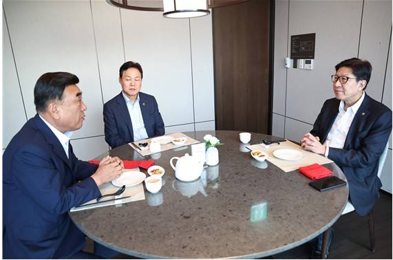 2일 경남 김해에서 열린 ‘부울경 시도지사 지역 현안 간담회’에 참석한 박형준(오른쪽) 부산시장과 김두겸(왼쪽) 울산시장, 박완수 경남도지사가 지방분권 강화와 지역 현안 해결 등을 위한 공동 대응 방안을 논의하고 있다. 사진제공=부산시