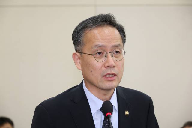 2일 서울 여의도 국회에서 열린 기획재정위원회 전체회의에서 이형일 기획재정부 장관 직무대행 1차관이 인사말하고 있다. 연합뉴스.