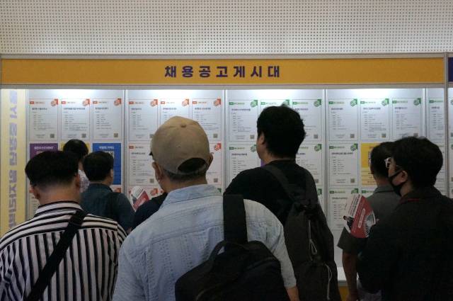 2일 서울 중구 동대문디자인플라자(DDP)에서 열린 ‘서울시 중장년 일자리 박람회 2025’를 찾은 중장년 구직자들이 채용공고게시대를 살펴보고 있다. 문예빈 기자