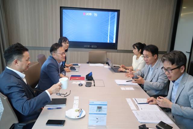 박성호(오른쪽 가운데) 부산진해경제자유구역청장 등이 싱가포르에 있는 글로벌 금융사 UOB에서 ‘부산진해경제자유구역 2040 발전계획’과 전략산업 재구조화 방안을 모색하고 있다. 사진제공=부산진해경제자유구역청